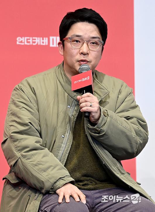 박선호 감독이 12일 오후 서울 구로구 신도림 더링크 호텔에서 열린 tvN 새 토일드라마 '언더커버 미쓰홍' 제작발표회에서 질문에 답변하고 있다. [사진=곽영래 기자]
