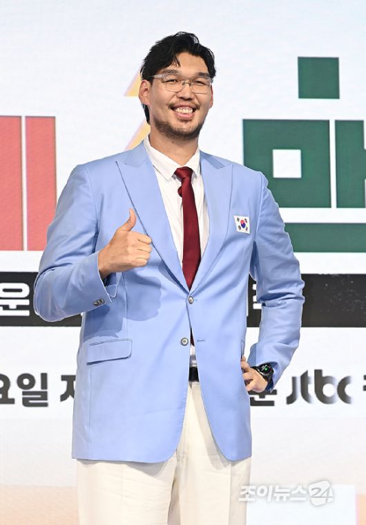 전 농구선수 하승진이 14일 서울 여의도 페어몬트 앰배서더 서울에서 열린 JTBC 신규 예능 '예스맨' 제작발표회에서 포즈를 취하고 있다. [사진=곽영래 기자]
