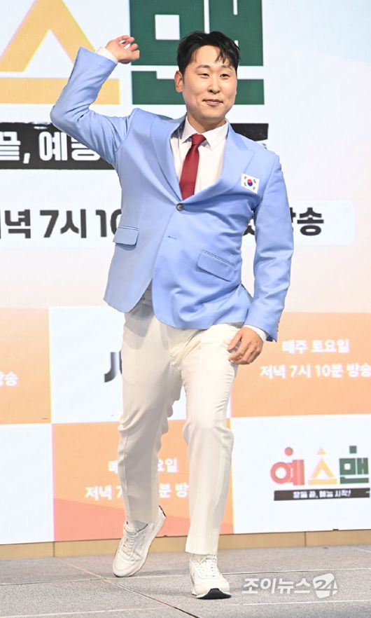 전 야구선수 윤석민이 14일 서울 여의도 페어몬트 앰배서더 서울에서 열린 JTBC 신규 예능 '예스맨' 제작발표회에서 포즈를 취하고 있다. [사진=곽영래 기자]