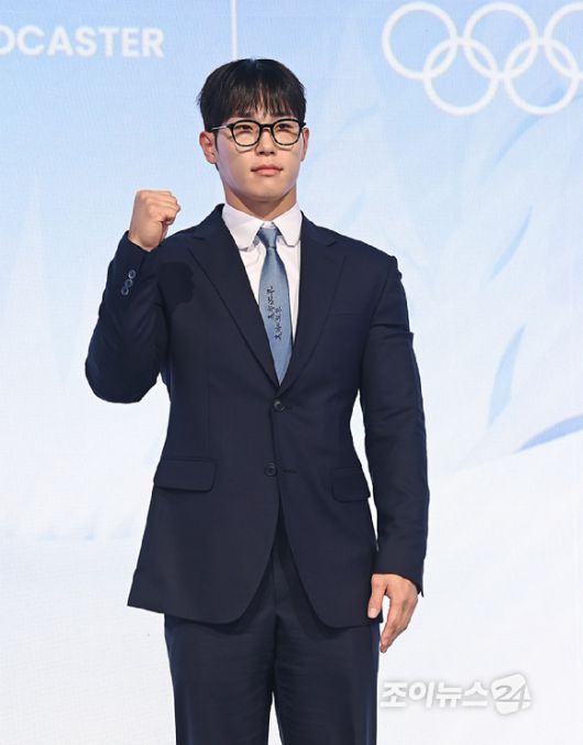 윤성빈 해설위원이 14일 서울 여의도 페어몬트 앰배서더 서울에서 열린 JTBC '2026 밀라노 코르티나 동계올림픽' 기자간담회에서 포즈를 취하고 있다. [사진=곽영래 기자]