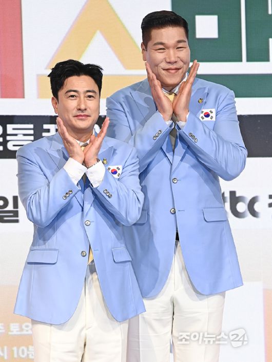 전 축구선수 안정환, 전 농구선수 서장훈이 14일 서울 여의도 페어몬트 앰배서더 서울에서 열린 JTBC 신규 예능 '예스맨' 제작발표회에서 포즈를 취하고 있다. [사진=곽영래 기자]
