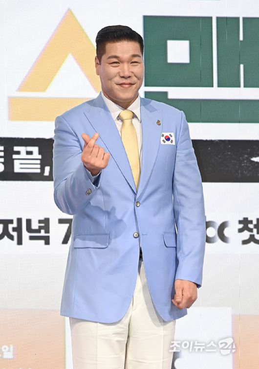 전 농구선수 서장훈이 14일 서울 여의도 페어몬트 앰배서더 서울에서 열린 JTBC 신규 예능 '예스맨' 제작발표회에서 포즈를 취하고 있다. [사진=곽영래 기자]