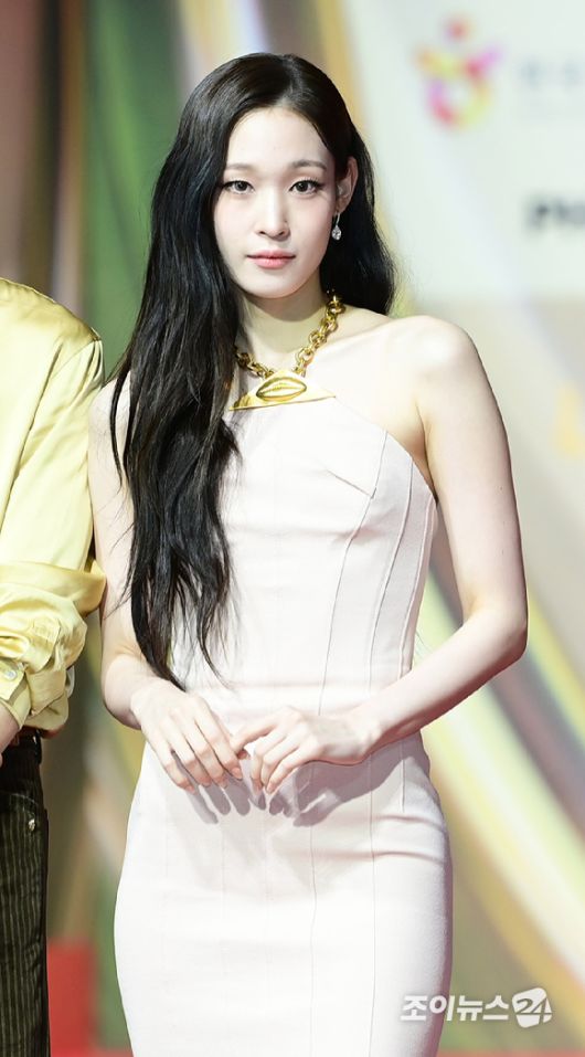 그룹 올데이 프로젝트(ALLDAY PROJECT) 애니가 25일 오후 인천광역시 중구 운서동 인스파이어 아레나에서 열린 '2025 SBS 가요대전' 레드카펫 행사에 참석하고 있다.  [사진=정소희 기자]