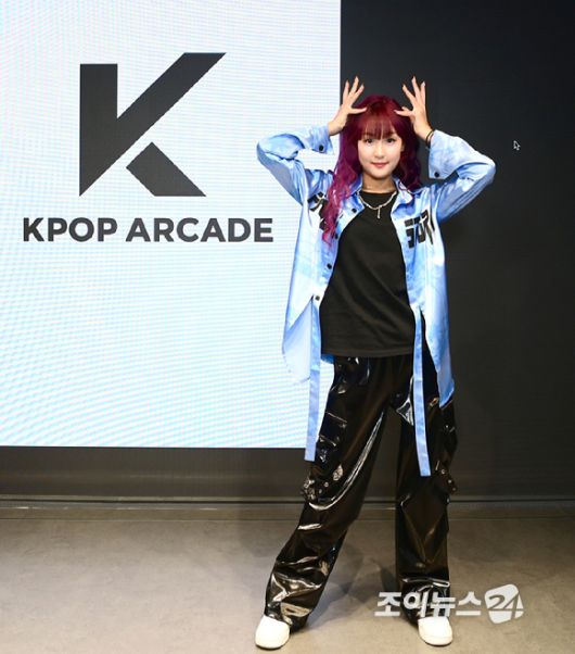 크리에이터 춤추는나율이 15일 서울 성수동 통일타워에 위치한 '케이팝 아케이드'(KPOP ARCADE)에 방문해  대표 프로그램 '비 더 아이돌'(Be The IDOL) 클래스 체험을 하고 있다. [사진=정소희 기자]