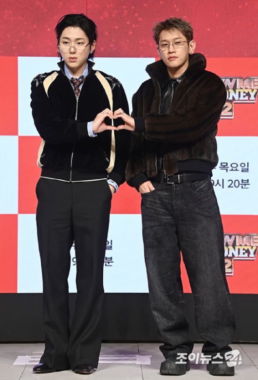 가수 지코, 크러쉬가 15일 서울 강남구 엘리에나 호텔에서 열린 Mnet '쇼미더머니12' 제작발표회에서 포즈를 취하고 있다. [사진=곽영래 기자]