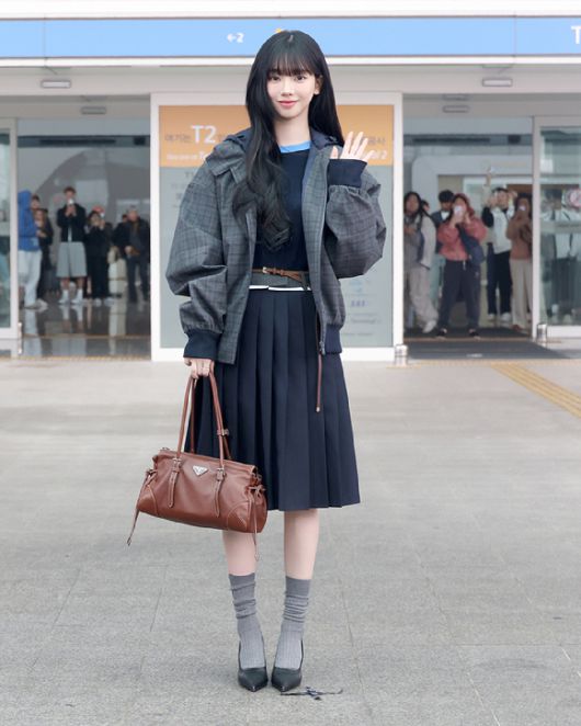 에스파 카리나가 '프라다 2026 가을/겨울 남성복 패션쇼' 참석을 위해 탈리아 밀라노로 출국하기 전 포즈를 취하고 있다. [사진=프라다]