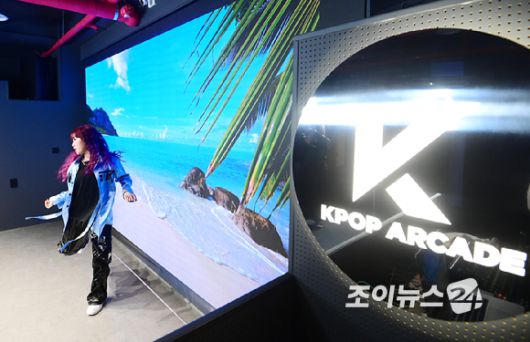 크리에이터 춤추는나율이 15일 서울 성수동 통일타워에 위치한 '케이팝 아케이드'(KPOP ARCADE)에 방문해  대표 프로그램 '비 더 아이돌'(Be The IDOL) 클래스 체험을 하고 있다. [사진=정소희 기자]