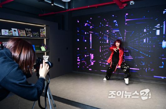 크리에이터 춤추는나율이 15일 서울 성수동 통일타워에 위치한 '케이팝 아케이드'(KPOP ARCADE)에 방문해  대표 프로그램 '비 더 아이돌'(Be The IDOL) 클래스 체험을 하고 있다. [사진=정소희 기자]