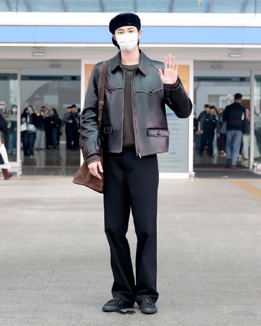 배우 변우석이 '프라다 2026 가을/겨울 남성복 패션쇼' 참석을 위해 탈리아 밀라노로 출국하기 전 포즈를 취하고 있다. [사진=프라다]