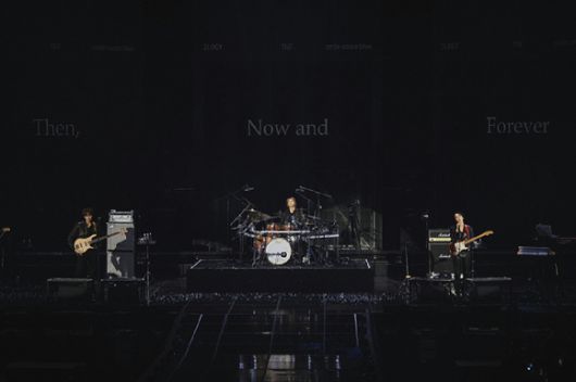 밴드 씨엔블루가 서울 티켓링크 라이브 아레나(구 올림픽공원 핸드볼경기장)에서 2026 CNBLUE LIVE '3LOGY'(2026 씨엔블루 라이브 '쓰릴로지')를 개최하고 관객들을 만나고 있다. [사진=FNC엔터테인먼트]