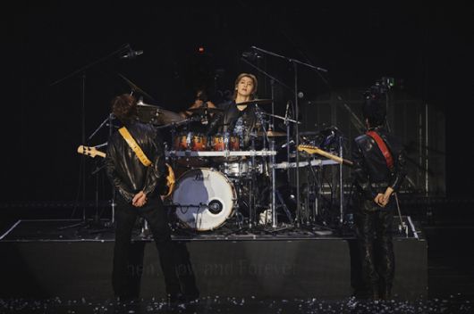 밴드 씨엔블루가 서울 티켓링크 라이브 아레나(구 올림픽공원 핸드볼경기장)에서 2026 CNBLUE LIVE '3LOGY'(2026 씨엔블루 라이브 '쓰릴로지')를 개최하고 관객들을 만나고 있다. [사진=FNC엔터테인먼트]