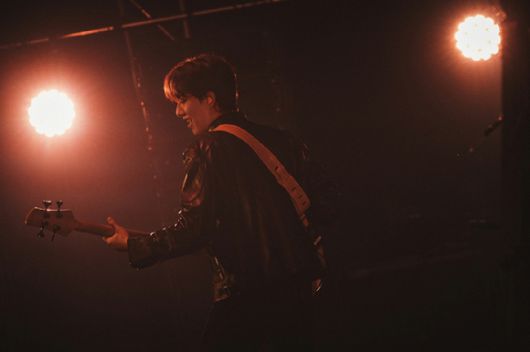 밴드 씨엔블루 이정신이 서울 티켓링크 라이브 아레나(구 올림픽공원 핸드볼경기장)에서 2026 CNBLUE LIVE '3LOGY'(2026 씨엔블루 라이브 '쓰릴로지')를 개최하고 관객들을 만나고 있다. [사진=FNC엔터테인먼트]