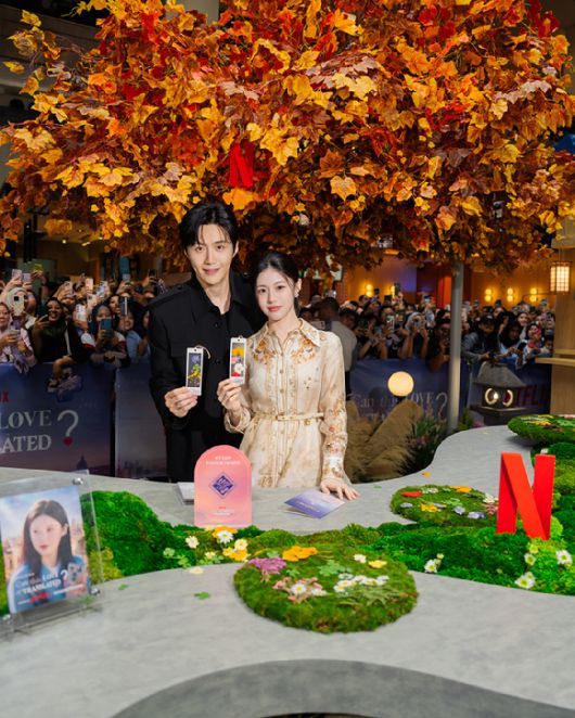 배우 김선호와 고윤정이 넷플릭스 시리즈 '이 사랑 통역 될까요?' 자카르타 프로모션에서 포즈를 취하고 있다. [사진=넷플릭스]