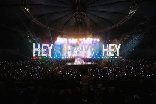 밴드 씨엔블루가 서울 티켓링크 라이브 아레나(구 올림픽공원 핸드볼경기장)에서 2026 CNBLUE LIVE '3LOGY'(2026 씨엔블루 라이브 '쓰릴로지')를 개최하고 관객들을 만나고 있다. [사진=FNC엔터테인먼트]