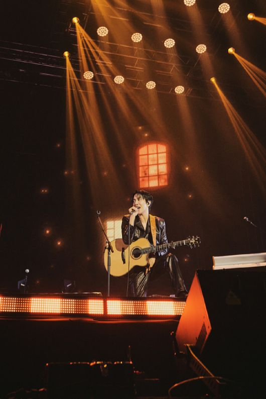 밴드 씨엔블루 정용화가 서울 티켓링크 라이브 아레나(구 올림픽공원 핸드볼경기장)에서 2026 CNBLUE LIVE '3LOGY'(2026 씨엔블루 라이브 '쓰릴로지')를 개최하고 관객들을 만나고 있다. [사진=FNC엔터테인먼트]