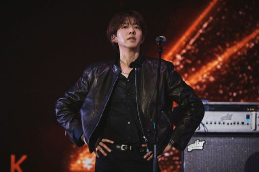 밴드 씨엔블루 이정신이 서울 티켓링크 라이브 아레나(구 올림픽공원 핸드볼경기장)에서 2026 CNBLUE LIVE '3LOGY'(2026 씨엔블루 라이브 '쓰릴로지')를 개최하고 관객들을 만나고 있다. [사진=FNC엔터테인먼트]