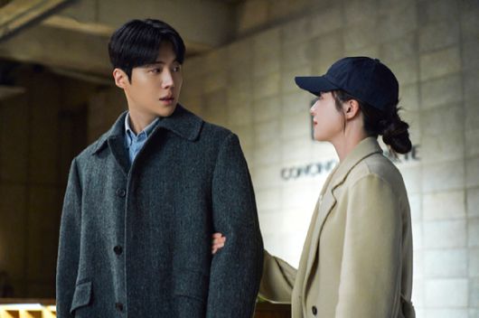 배우 김선호와 고윤정이 넷플릭스 시리즈 '이 사랑 통역 되나요?'에서 열연하고 있다. [사진=넷플릭스]