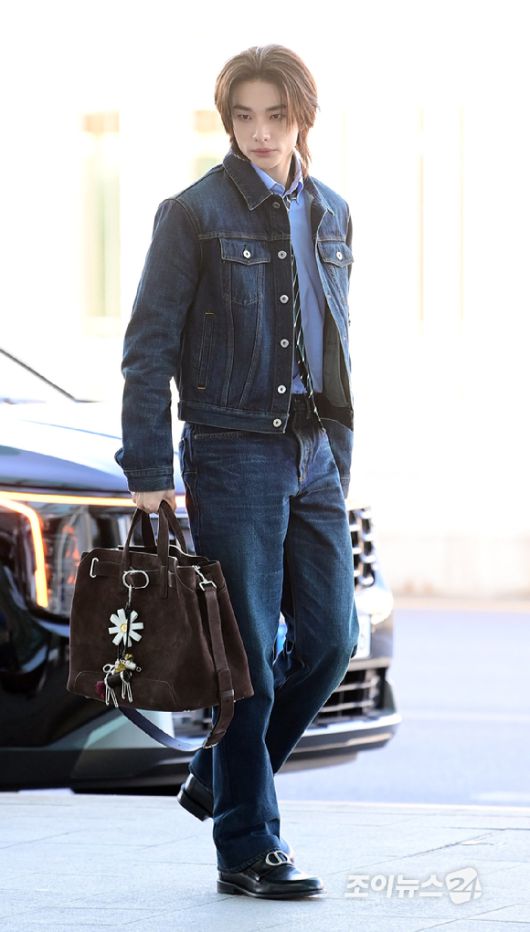 그룹 스트레이 키즈(Stray Kids) 현진이 20일 해외 일정 참석 차 인천국제공항을 통해 출국하고 있다. [사진=정소희 기자]