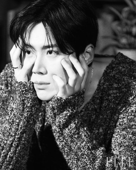 배우 김선호가 화보 촬영에서 포즈를 취하고 있다. [사진=엘르코리아]