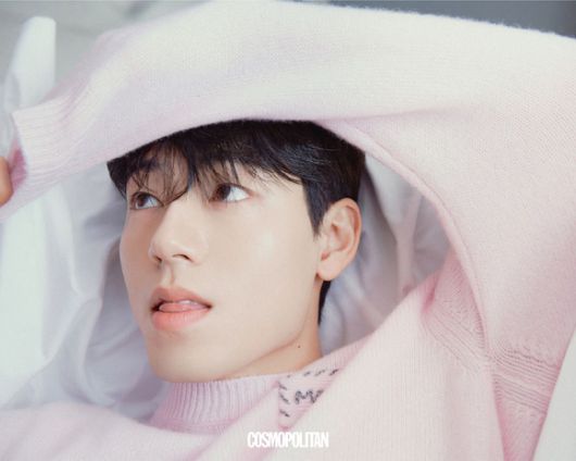 배우 배현성이 화보 촬영에서 포즈를 취하고 있다. [사진=코스모폴리탄]