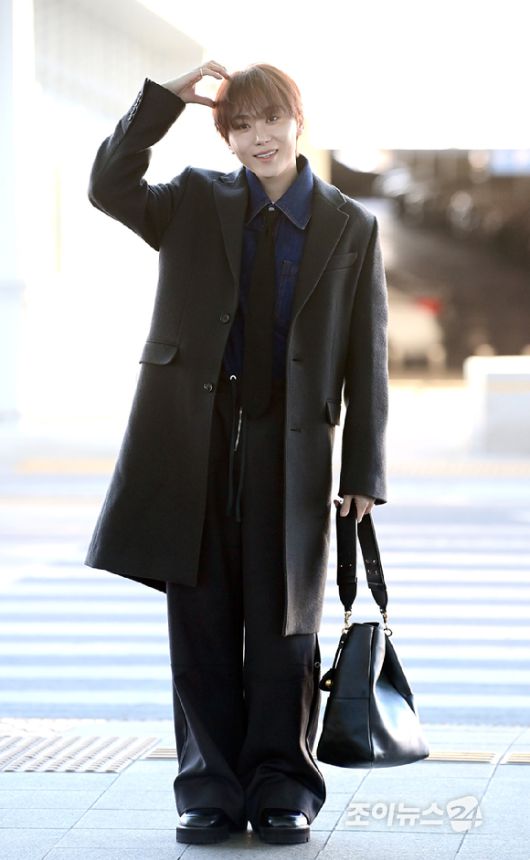 그룹 세븐틴 부승관이 20일 해외 일정 참석 차 인천국제공항을 통해 출국하고 있다. [사진=정소희 기자]