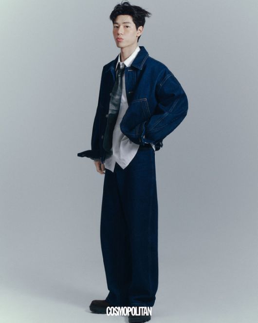 배우 배현성이 화보 촬영에서 포즈를 취하고 있다. [사진=코스모폴리탄]