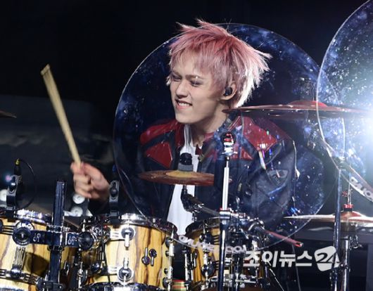 밴드 에이엠피 크루가 21일 오후 서울 서대문구 예스24 원더로크홀에서 열린 AxMxP(에이엠피) 첫 번째 미니앨범 'Amplify My Way'(앰플리파이 마이 웨이) 프레스 쇼케이스에서 타이틀곡 '패스' 무대를 선보이고 있다. [사진=정소희 기자]