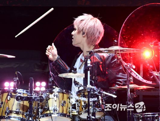 밴드 에이엠피 크루가 21일 오후 서울 서대문구 예스24 원더로크홀에서 열린 AxMxP(에이엠피) 첫 번째 미니앨범 'Amplify My Way'(앰플리파이 마이 웨이) 프레스 쇼케이스에서 타이틀곡 '패스' 무대를 선보이고 있다. [사진=정소희 기자]