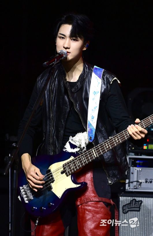 밴드 에이엠피 주환이 21일 오후 서울 서대문구 예스24 원더로크홀에서 열린 AxMxP(에이엠피) 첫 번째 미니앨범 'Amplify My Way'(앰플리파이 마이 웨이) 프레스 쇼케이스에서 타이틀곡 '패스' 무대를 선보이고 있다. [사진=정소희 기자]