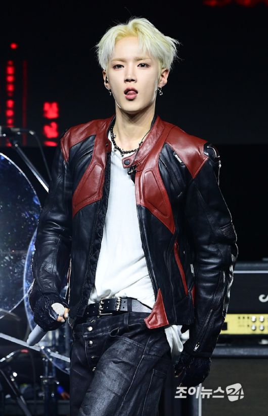 밴드 에이엠피 하유준이 21일 오후 서울 서대문구 예스24 원더로크홀에서 열린 AxMxP(에이엠피) 첫 번째 미니앨범 'Amplify My Way'(앰플리파이 마이 웨이) 프레스 쇼케이스에서 타이틀곡 '패스' 무대를 선보이고 있다. [사진=정소희 기자]