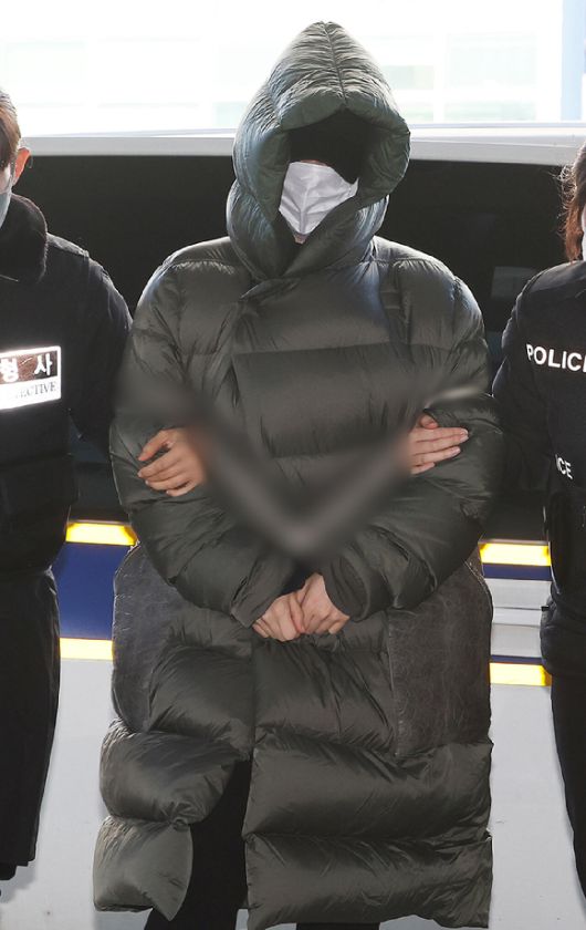 마약 혐의로 수사선상에 오른 상태에서 해외로 도피했다가 체포된 황하나가 지난 26일 경기도 안양시 수원지방법원 안양지원에서 열린 구속 전 피의자 심문(영장실질심사)에 출석하고 있다. 2025.12.26 [사진=연합뉴스]