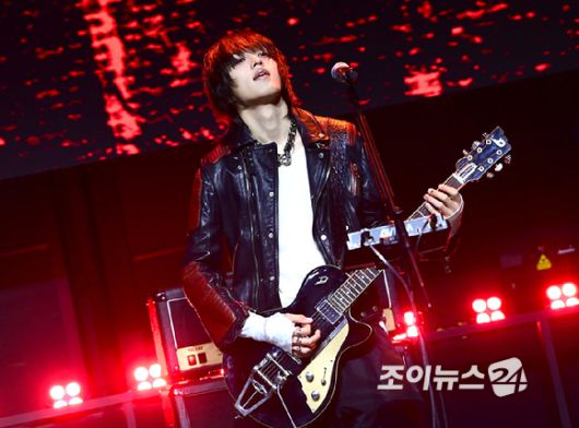 밴드 에이엠피 김신이 21일 오후 서울 서대문구 예스24 원더로크홀에서 열린 AxMxP(에이엠피) 첫 번째 미니앨범 'Amplify My Way'(앰플리파이 마이 웨이) 프레스 쇼케이스에서 타이틀곡 '패스' 무대를 선보이고 있다. [사진=정소희 기자]