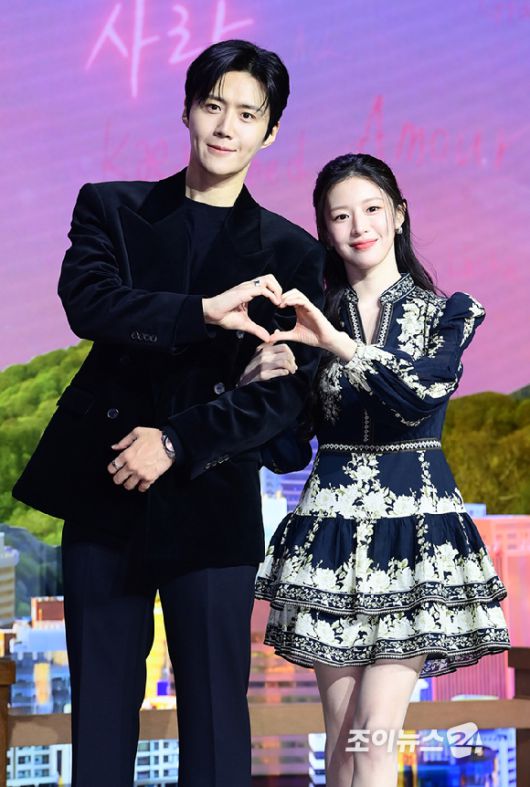 배우 김선호와 고윤정이 13일 오전 서울 강남구 조선팰리스 서울강남에서 열린 넷플릭스 시리즈 '이 사랑 통역 되나요?' 제작발표회에 참석하고 있다.[사진=정소희 기자]