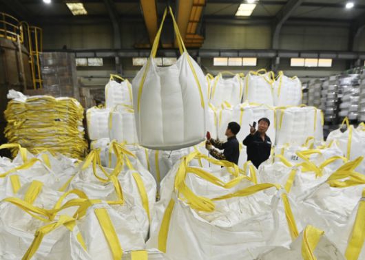 지난 6일 경기도 안산시 한 요소수 생산공장에 요소수 생산에 사용될 요소가 쌓여 있다. /사진=뉴시스