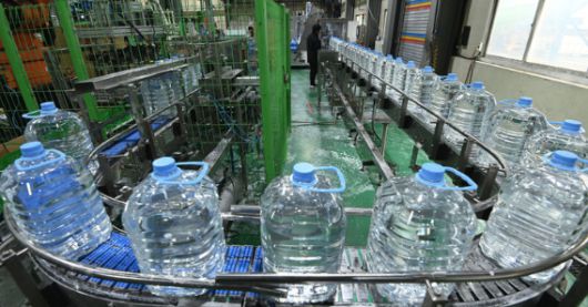 지난 6일 경기도 안산시 금성이엔씨 요소수 생산공장에서 요소수가 생산되고 있다. /사진=뉴시스