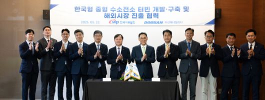 정연인 두산에너빌리티 부회장(오른쪽에서 여섯 번째)과 이정복 한국서부발전 사장(왼쪽에서 다섯 번째)을 비롯한 양사 관계자들이 기념 촬영하고 있다. /두산에너빌리티 제공