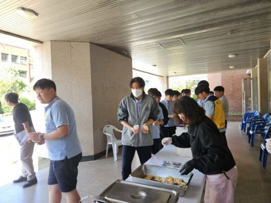 능인학교가 최근 교내에서 '힘내라, Fighting! 사랑의 붕어빵 나눔 행사'를 열고 있다. 사진=능인학교(포인트경제)