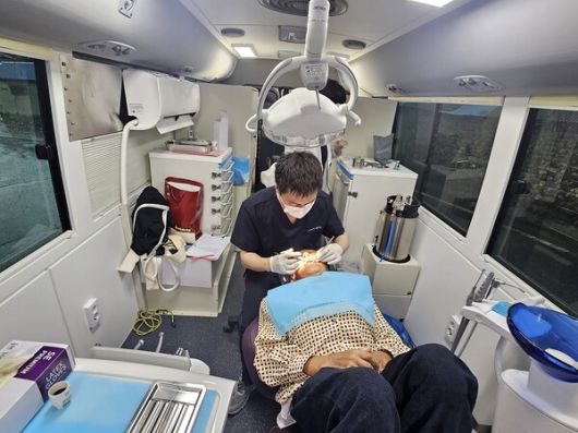 치과이동진료버스 내부 진료 모습 ⓒ신안군 (포인트경제)