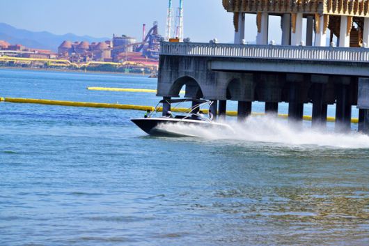 대서인 22일 포항 영일대해수욕장에 피서객들이 영일대 누각 밑으로 모터보터를 타고 더위를 식히고 있다. 사진=신현기 기자(포인트경제)