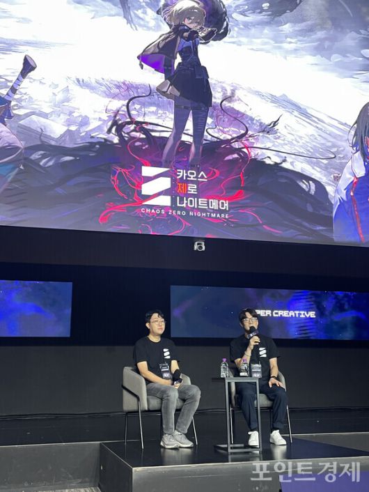 김형석 슈퍼 크리에이티브 공동대표(왼쪽)와 김주형 스마일게이트 사업실장이 Q&A를 진행하고 있다. (포인트경제)