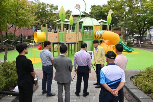 대구 남구(구청장 조재구)가 관내 중앙어린이공원의 노후 어린이놀이시설 환경개선 사업을 마무리 및 점검을 진행하고 있다.사진=대구남구(포인트경제)