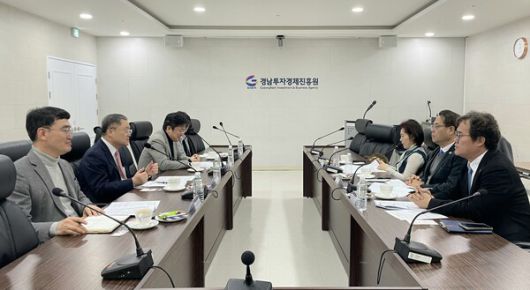 박대조 대통령 직속 국가AI전략위원회 자문위원이 지난 5일 경남투자경제진흥원을 방문해 AI를 활용한 신산업 발굴과 일자리 창출 방안을 논의하고 있다. /박대조 국가AI전략위원회 자문위원