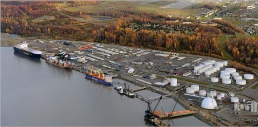 박형준 부산시장(오른쪽)이 지난 5일부터 6일까지 북극항로 활성화에 대비한 협력 방안을 모색하기 위해 알래스카를 방문해 현장 시찰을 하고 있다. 사진은 돈 영 알래스카 항만 전경. /부산시청