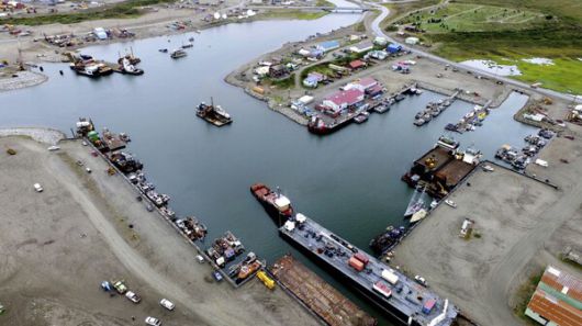 박형준 부산시장(오른쪽)이 지난 5일부터 6일까지 북극항로 활성화에 대비한 협력 방안을 모색하기 위해 알래스카를 방문해 현장 시찰을 하고 있다. 사진은 놈 항만 전경. /부산시청