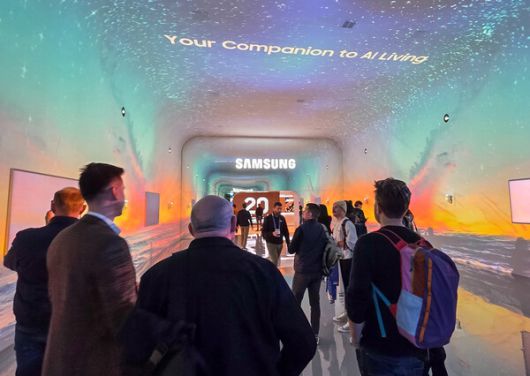 관람객이 미국 라스베이거스에서 열리는 세계 최대 전자 전시회 'CES 2026'에 마련된 윈호텔 삼성전자 단독 전시관에서 대형 터널 형태의 'AI 갤러리'를 구경하고 있다.