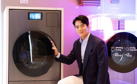 배우 하석진이 CES 2026 삼성전자 '더 퍼스트룩' 단독 전시관에서 '비스포크 AI 콤보' 세탁건조기를 소개하고 있다. /삼성전자 제공