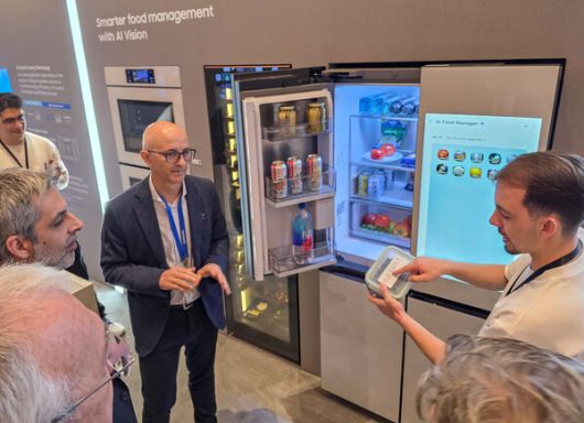 관람객이 미국 라스베이거스에서 열리는 세계 최대 전자 전시회 'CES 2026'에 마련된 윈호텔 삼성전자 단독 전시관에서 '비스포크 AI 패밀리허브' 냉장고를 체험하고 있다.