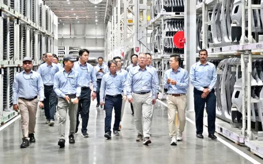 현대차그룹 정의선 회장이 기아 인도 아난타푸르공장 임직원들과 함께 생산 라인을 점검하고 있다.(앞줄 오른쪽부터 벤카데시 기아 인도공장 생산실장, 김용권 기아 인도권역 CMO, 정의선 회장) /현대차그룹 제공