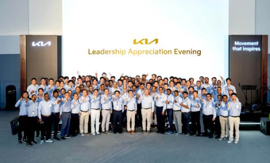 현대차그룹 정의선 회장(앞줄 오른쪽에서 아홉번째)이 기아 인도 아난타푸르공장 임직원들과 만찬 후 기념 사진을 촬영하고 있다. /현대차그룹 제공