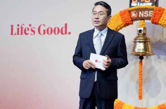 인도 뭄바이 국립증권거래소에서 열린 LG전자 인도법인 상장식에 참석한 조주완 LG전자 CEO. [사진=LG전자] (포인트경제)